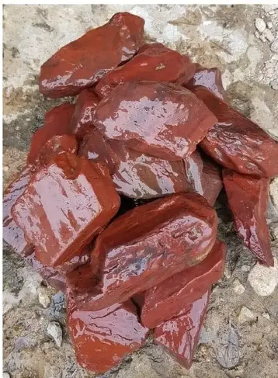 Яшма сургучная колотая