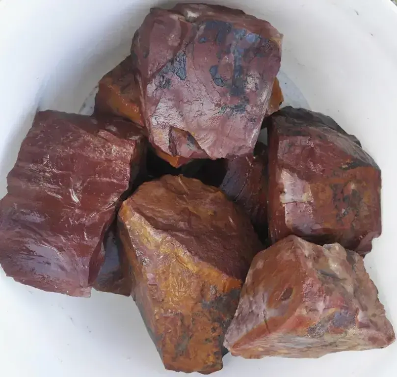 Яшма сургучная колотая