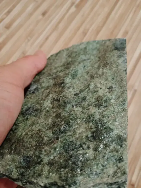 Нефрит колото-пиленный