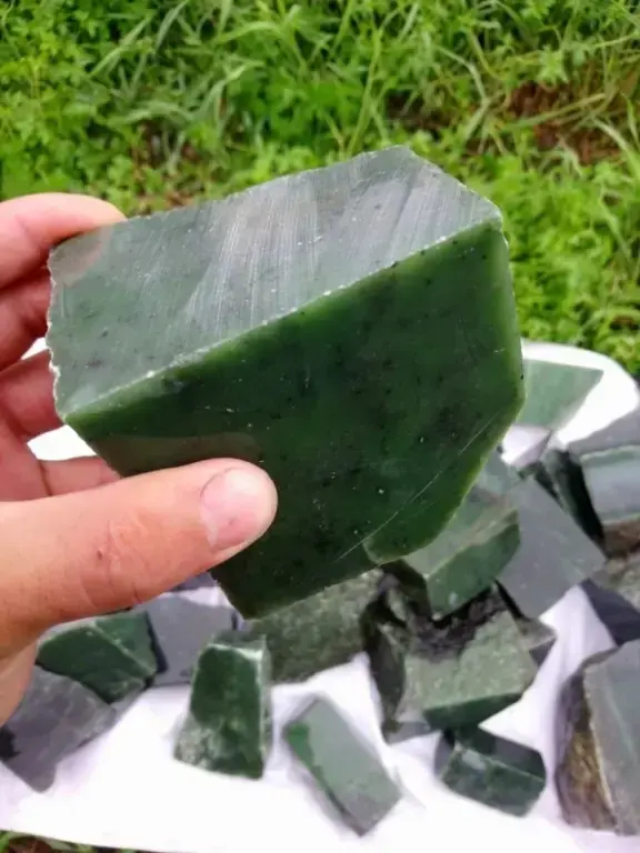 Нефрит колото-пиленный