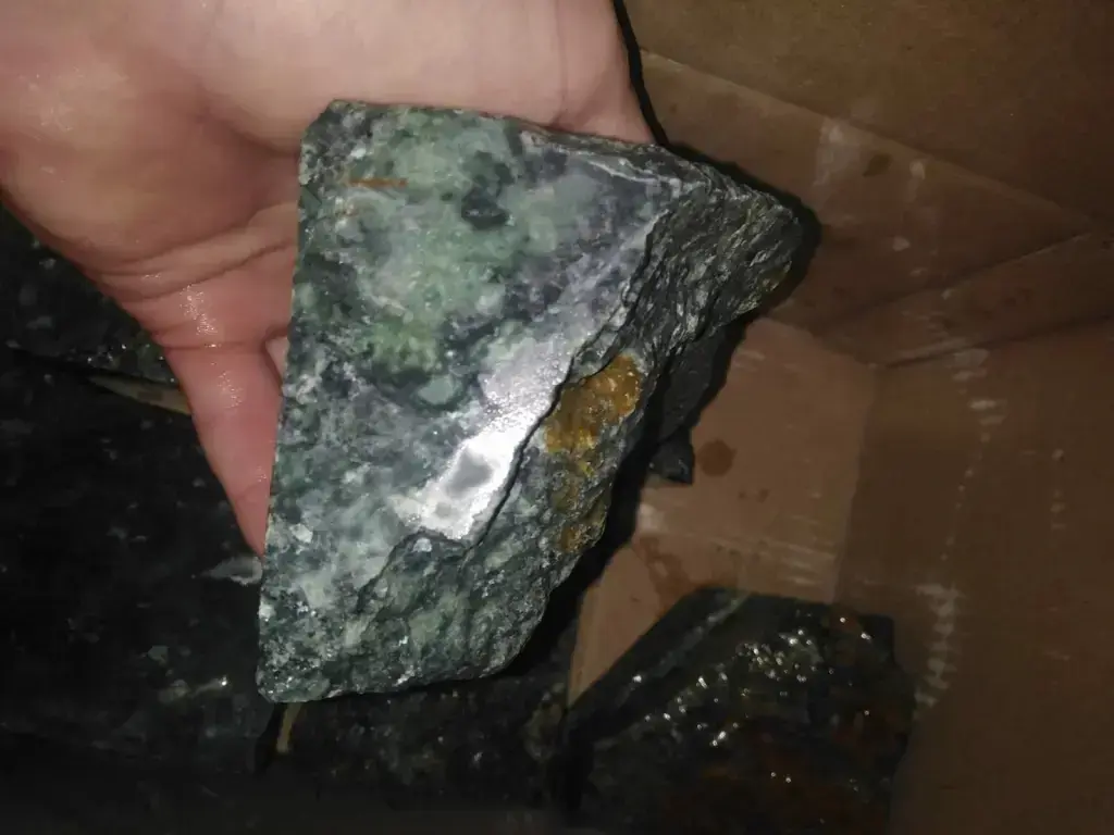 Нефрит колото-пиленный