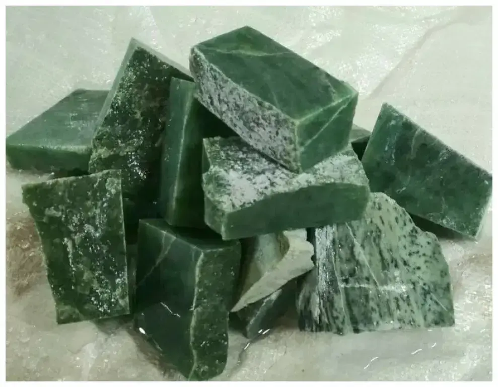 Нефрит колото-пиленный