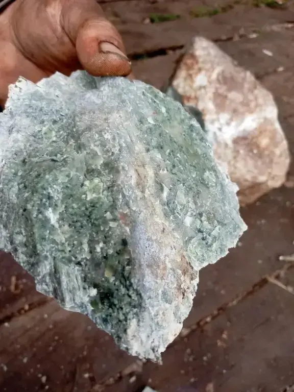 Жадеит колотый