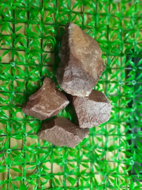 Кварцит малиновый колотый